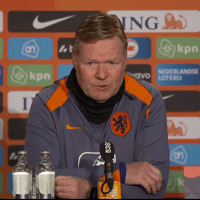 Bondscoach Ronald Koeman tijdens de persconferentie van Oranje