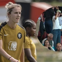 Miedema is vermomd in het publiek als ze haar vriendin gaat aanmoedigen