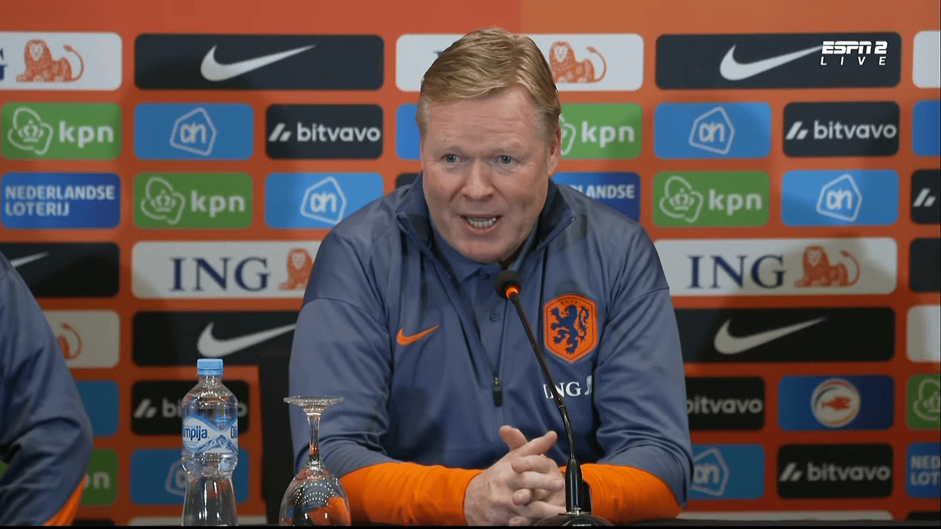 Bondscoach Ronald Koeman tijdens de persconferentie van Oranje