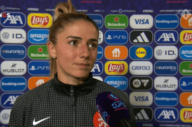 Daniëlle van de Donk voor de camera van de NOS