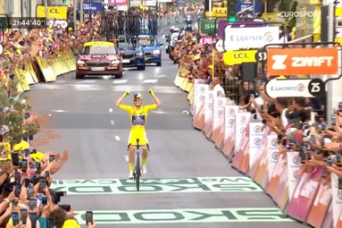 Demi Vollering heeft zondag de Tour de France Femmes op haar naam geschreven na een indrukwekkende solo in de slotrit.