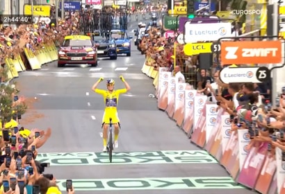 Demi Vollering heeft zondag de Tour de France Femmes op haar naam geschreven na een indrukwekkende solo in de slotrit.