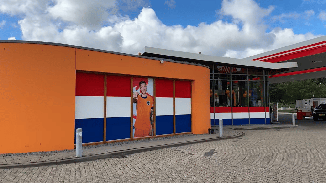 Wout Weghorst, tankstation, oranje, Nederlands elftal, EK