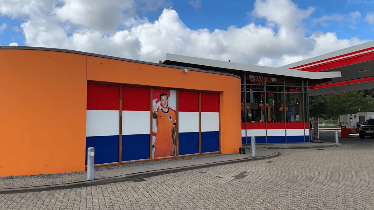 Wout Weghorst, tankstation, oranje, Nederlands elftal, EK