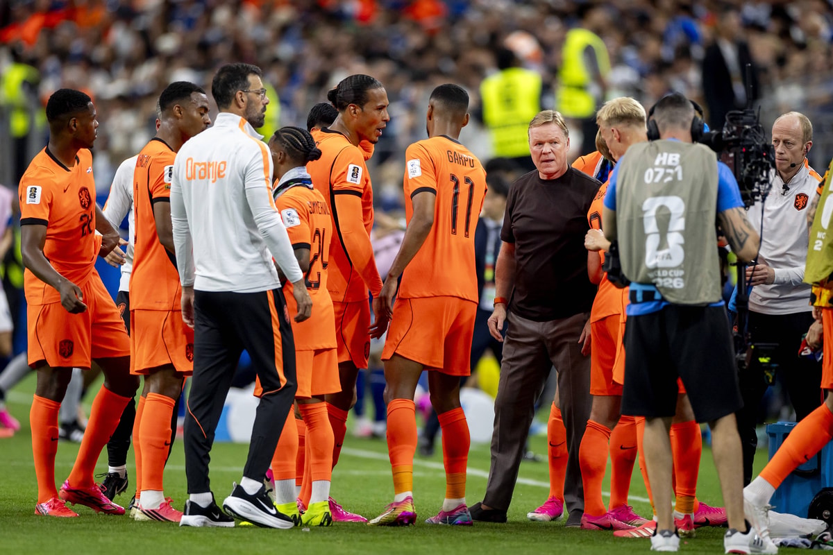 Een drinkpauze tijdens Nederland - Japan