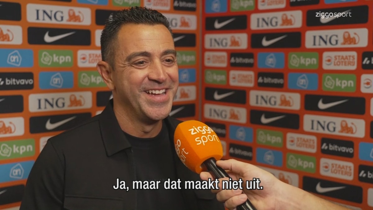 Xavi Hernández voor de camera van Ziggo Sport