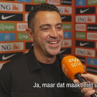 Xavi Hernández voor de camera van Ziggo Sport