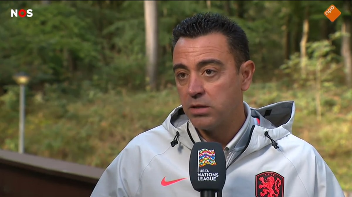 Xavi Hernández voor de camera van de NOS