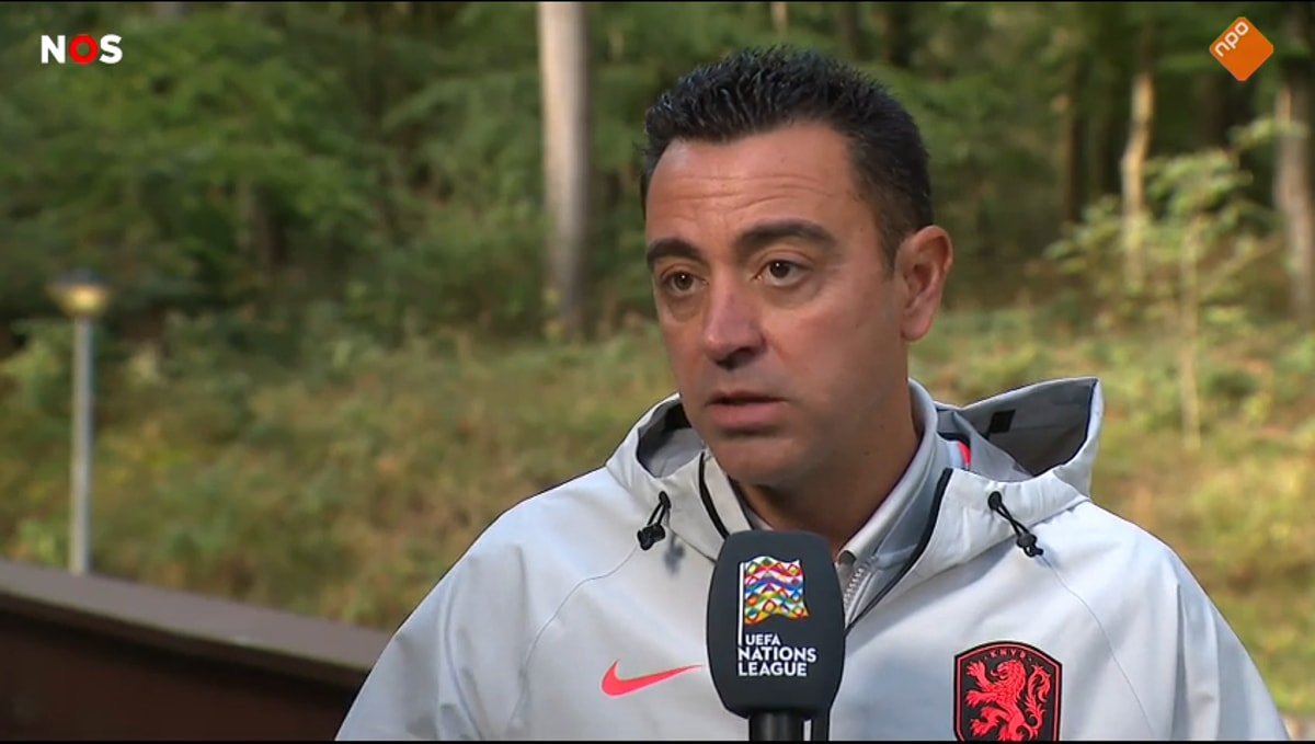 Xavi Hernández voor de camera van de NOS