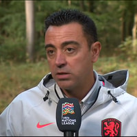 Xavi Hernández voor de camera van de NOS