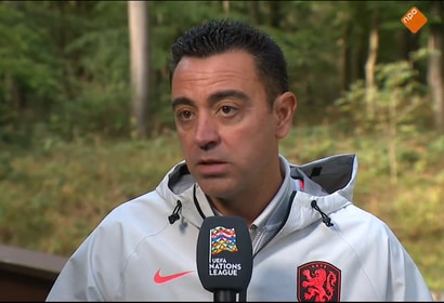 Xavi Hernández voor de camera van de NOS