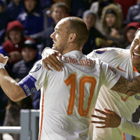 Jaïro Riedewald viert een doelpunt met Wesley Sneijder