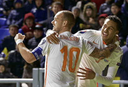 Jaïro Riedewald viert een doelpunt met Wesley Sneijder