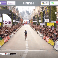 Mathieu van der Poel heeft na het WK op de weg en het WK veldrijden (al zes keer) nu ook het wereldkampioenschap gravel aan zijn palmares toegevoegd.