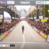 Mathieu van der Poel heeft na het WK op de weg en het WK veldrijden (al zes keer) nu ook het wereldkampioenschap gravel aan zijn palmares toegevoegd.