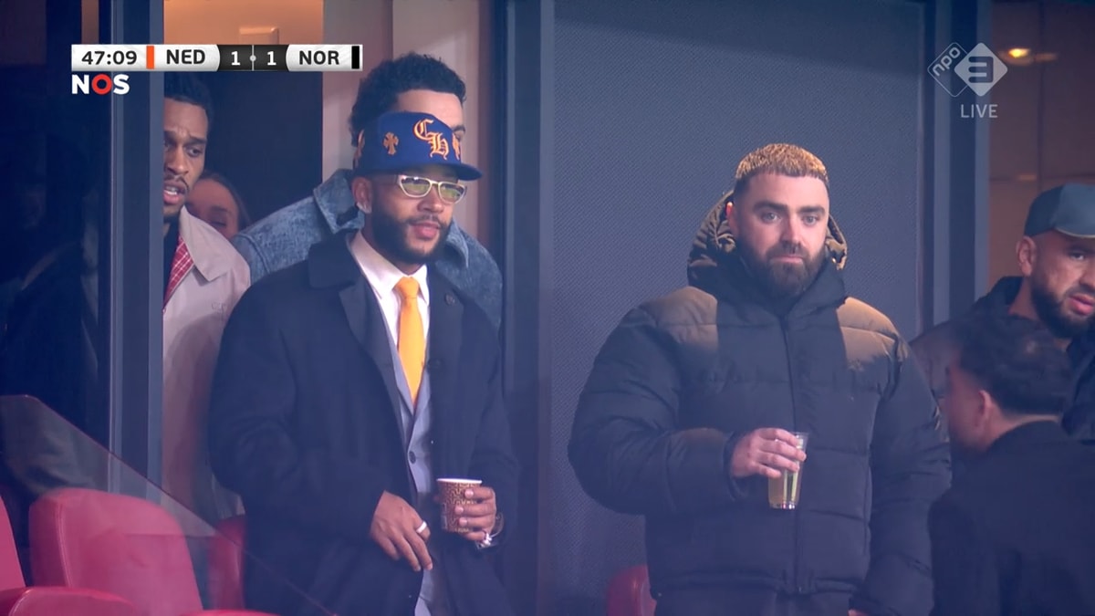 Memphis Depay was aandachtig toeschouwer bij Nederland - Noorwegen