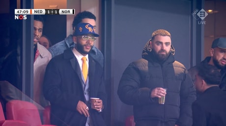 Memphis Depay was aandachtig toeschouwer bij Nederland - Noorwegen