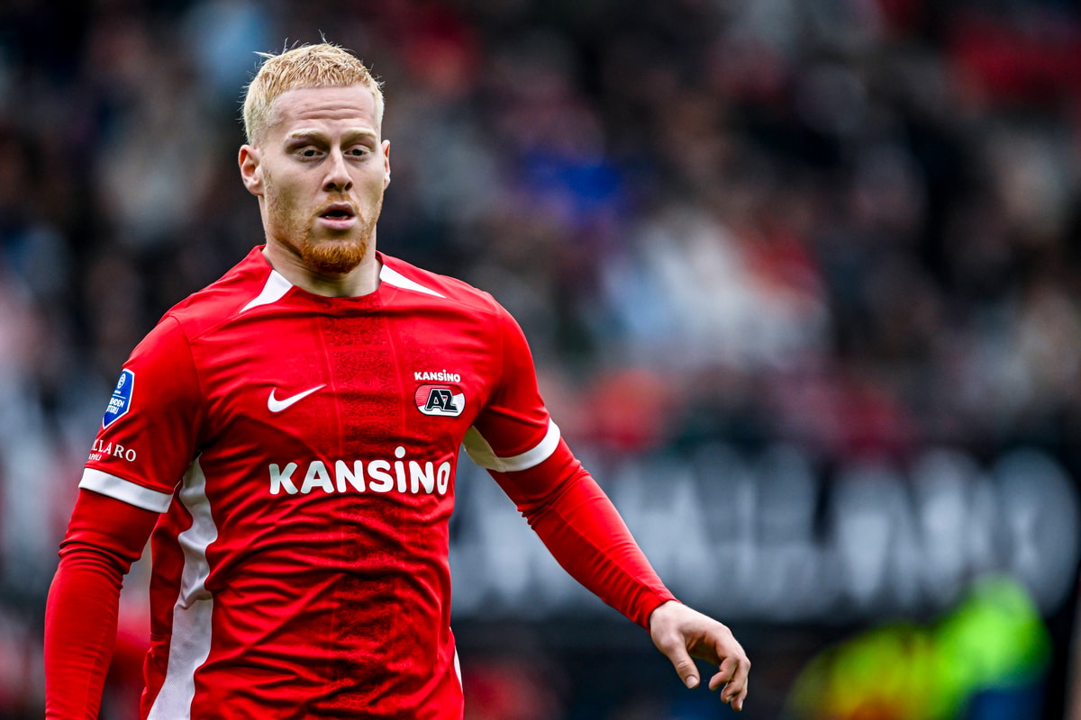 Mexx Meerdink in het shirt van AZ