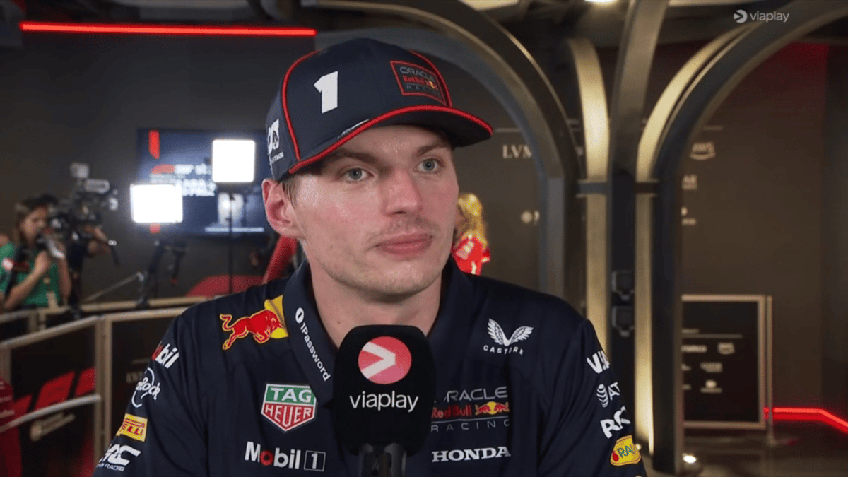 Max Verstappen voor de camera van Viaplay