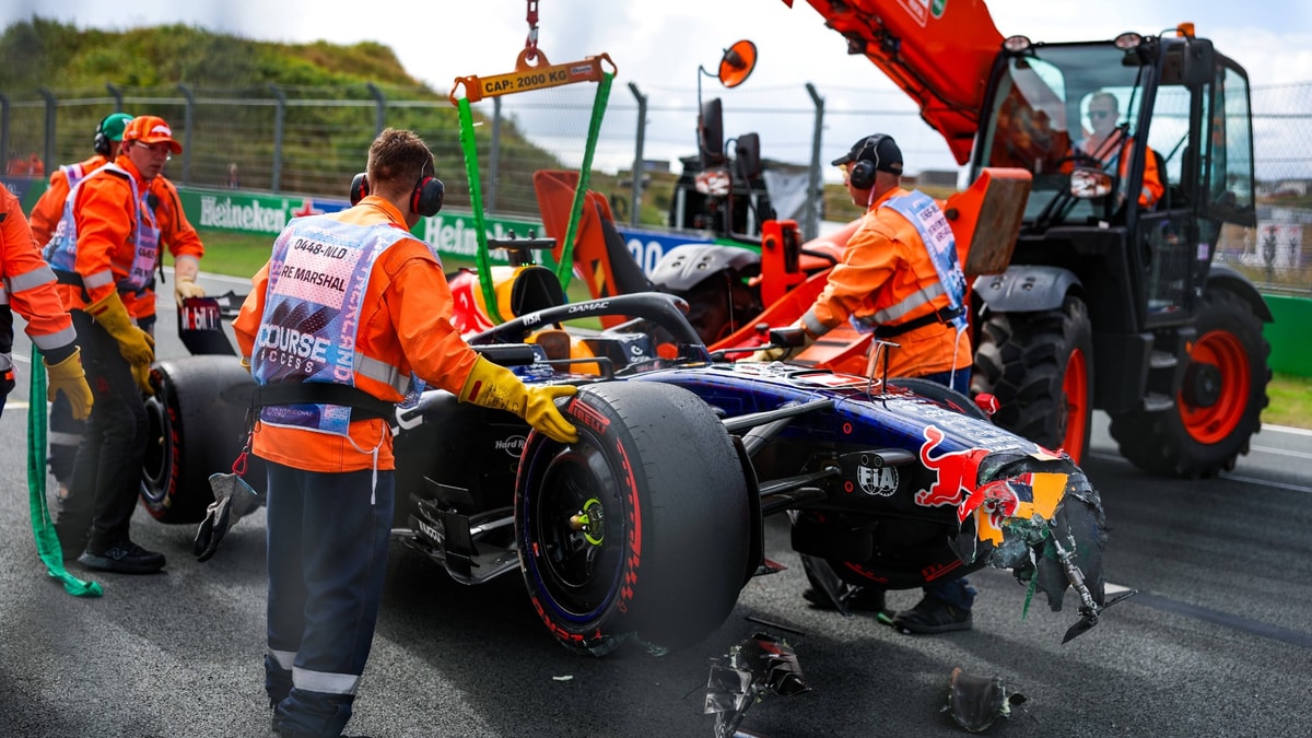 De RB22 van Max Verstappen is zwaar beschadigd