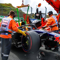 De RB22 van Max Verstappen is zwaar beschadigd