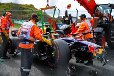 De RB22 van Max Verstappen is zwaar beschadigd