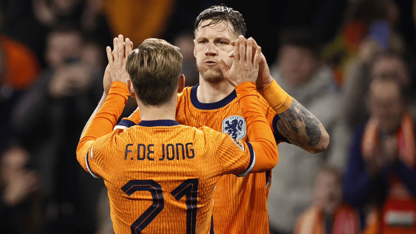 Frenkie de Jong en Wout Weghorst geven elkaar ene highfive