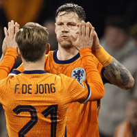 Frenkie de Jong en Wout Weghorst geven elkaar ene highfive