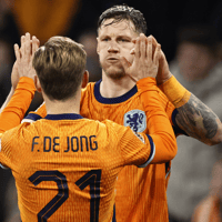 Frenkie de Jong en Wout Weghorst geven elkaar ene highfive