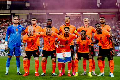 De opstelling van het Nederlands elftal tegen Servië