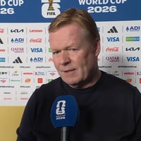 Ronald Koeman voor de camera van de NOS