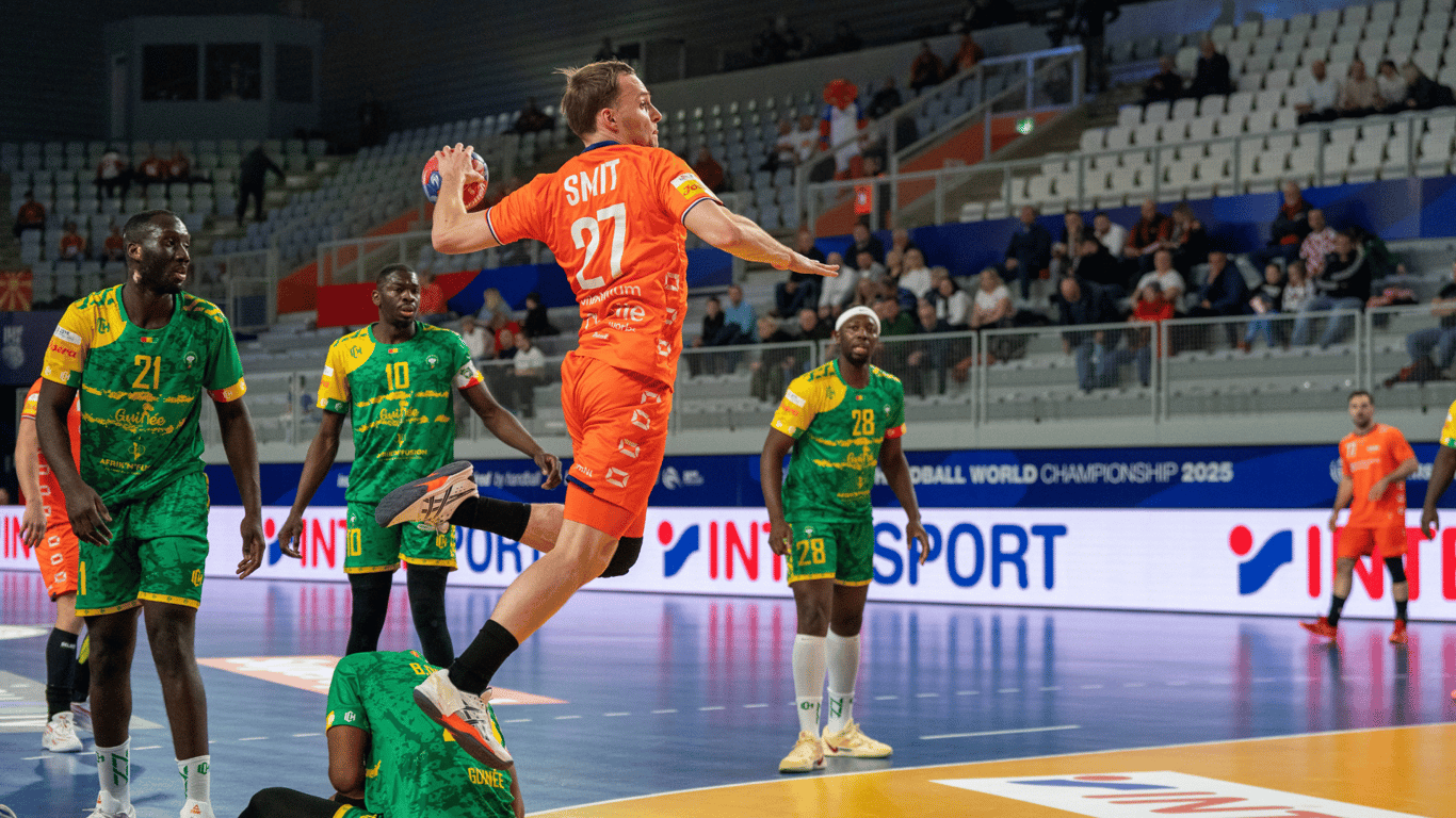 Alec Smit in actie bij de Nederlandse handbalploeg