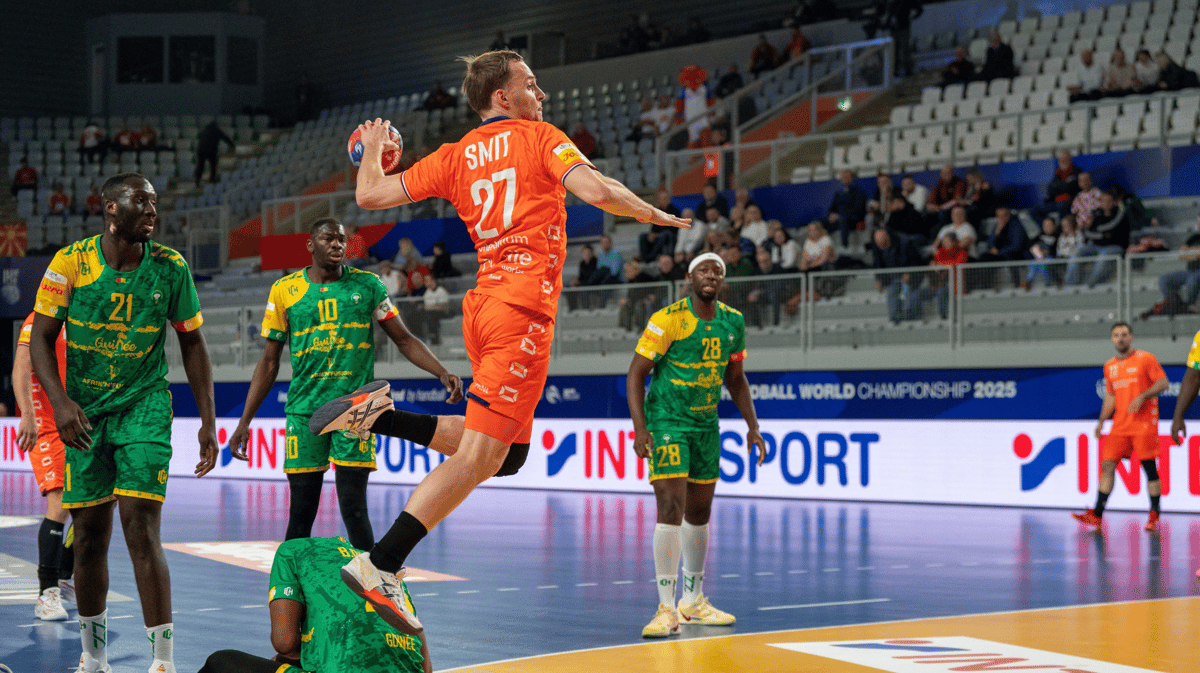 Alec Smit in actie bij de Nederlandse handbalploeg