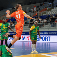 Alec Smit in actie bij de Nederlandse handbalploeg