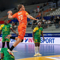 Alec Smit in actie bij de Nederlandse handbalploeg