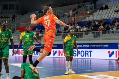 Alec Smit in actie bij de Nederlandse handbalploeg