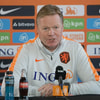 Ronald Koeman tijdens een persconferentie van het Nederlands elftal