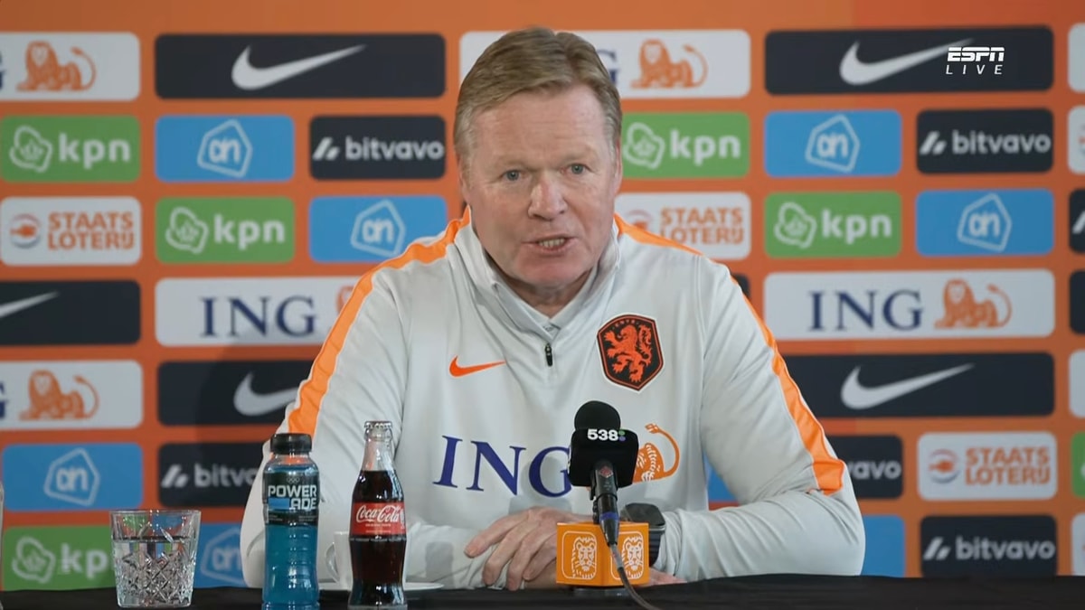 Ronald Koeman tijdens een persconferentie van het Nederlands elftal