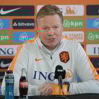 Ronald Koeman tijdens een persconferentie van het Nederlands elftal