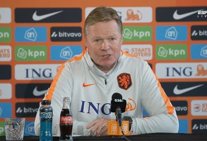 Ronald Koeman tijdens een persconferentie van het Nederlands elftal