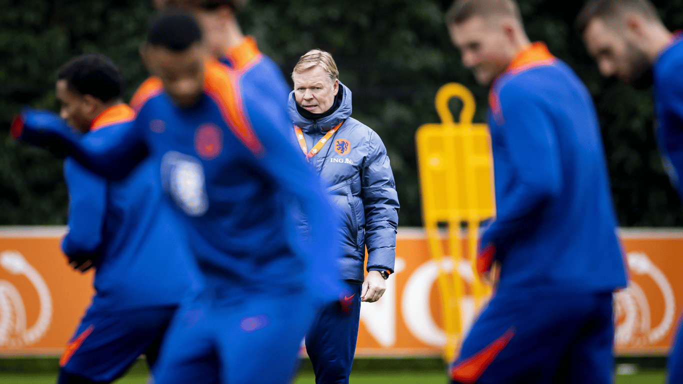 Het Nederlands elftal in actie tijdens de training in Zeist