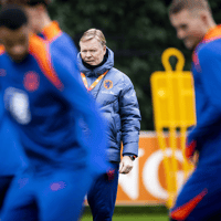 Het Nederlands elftal in actie tijdens de training in Zeist