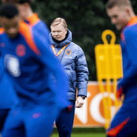 Het Nederlands elftal in actie tijdens de training in Zeist