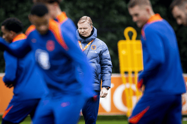 Het Nederlands elftal in actie tijdens de training in Zeist