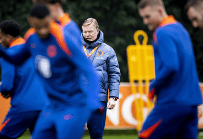 Het Nederlands elftal in actie tijdens de training in Zeist