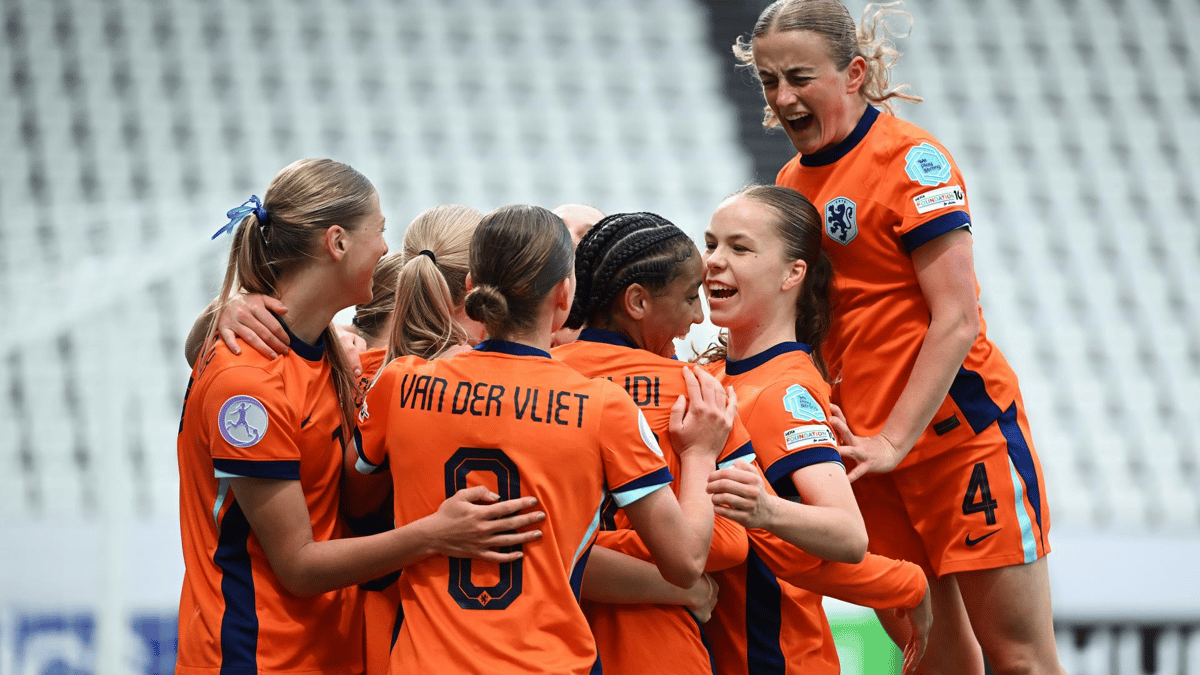 Oranje O17 viert een overwinning
