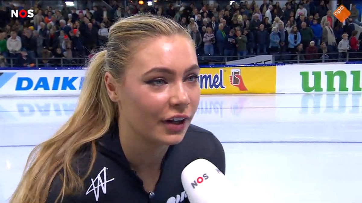 Jutta Leerdam voor de camera van de NOS