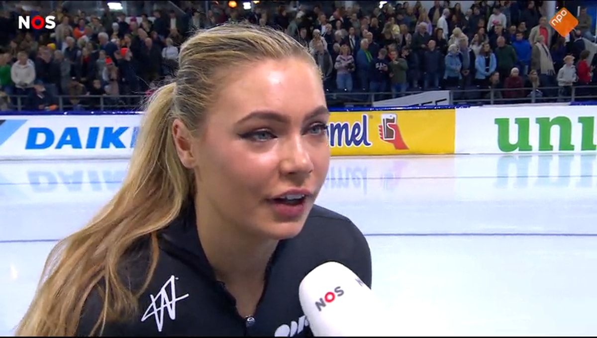 Jutta Leerdam voor de camera van de NOS