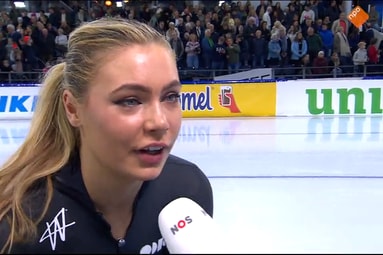 Jutta Leerdam voor de camera van de NOS