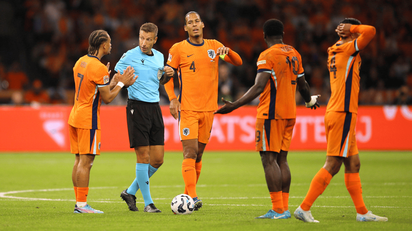 De spelers van het Nederlands elftal beklagen zich bij de scheidsrechter.